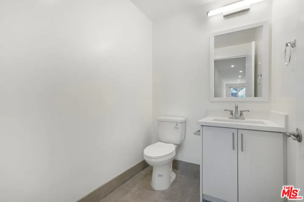 1832 S Barrington Avenue #401 Los Angeles, CA 90025