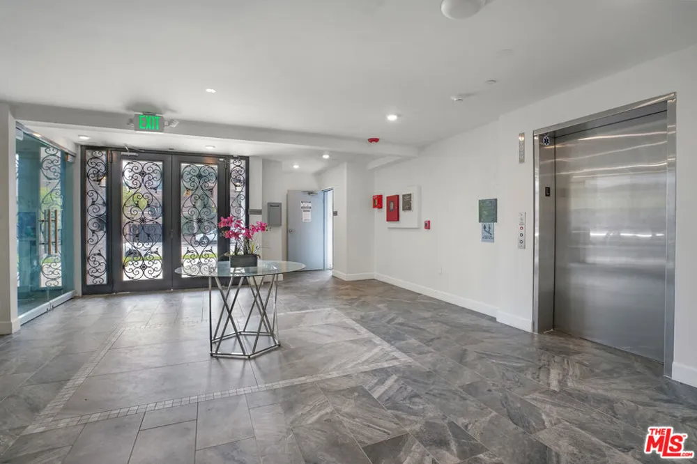 1832 S Barrington Avenue #401 Los Angeles, CA 90025