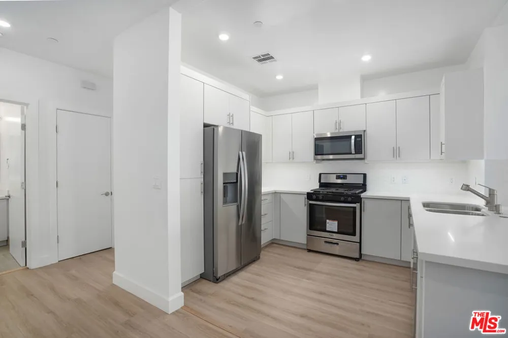 1832 S Barrington Avenue #401 Los Angeles, CA 90025