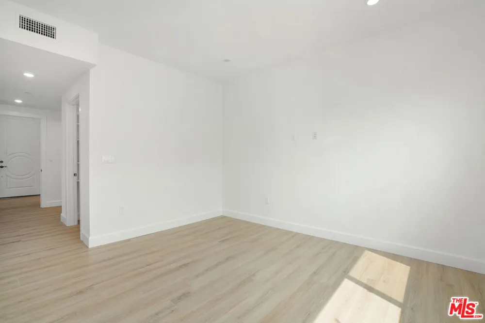 1832 S Barrington Avenue #401 Los Angeles, CA 90025