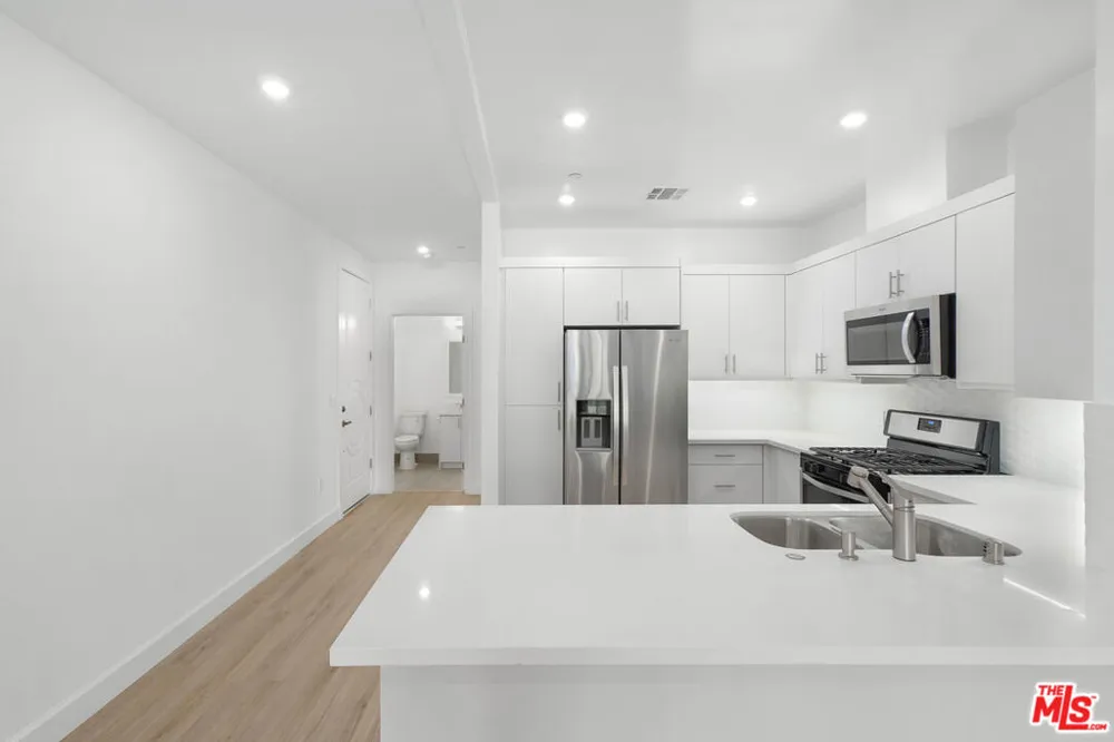 1832 S Barrington Avenue #401 Los Angeles, CA 90025