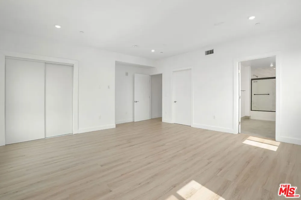 1832 S Barrington Avenue #401 Los Angeles, CA 90025