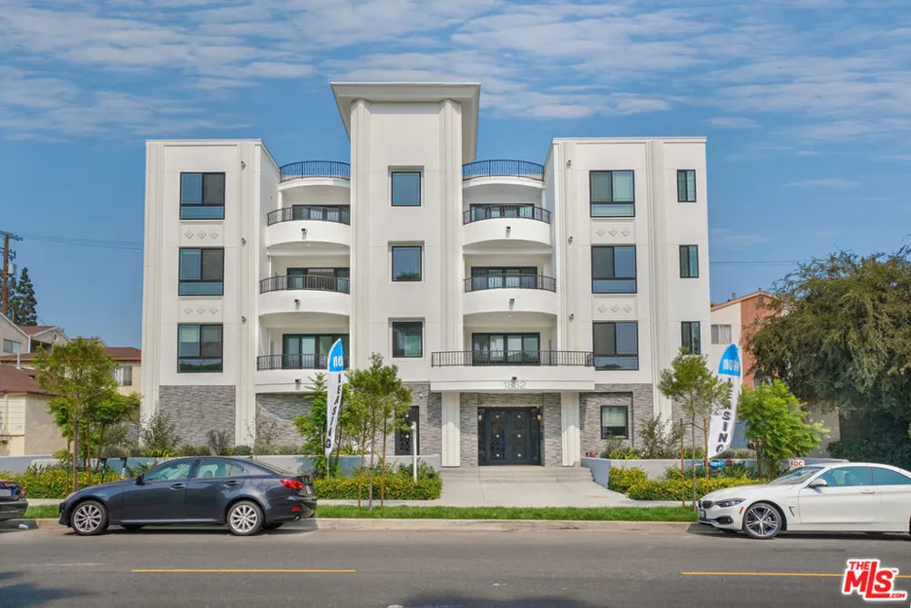 1832 S Barrington Avenue #401 Los Angeles, CA 90025