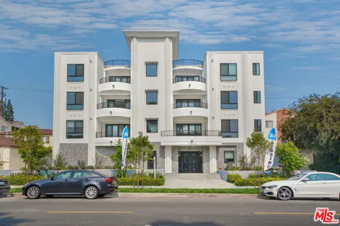 1832 S Barrington Avenue #401