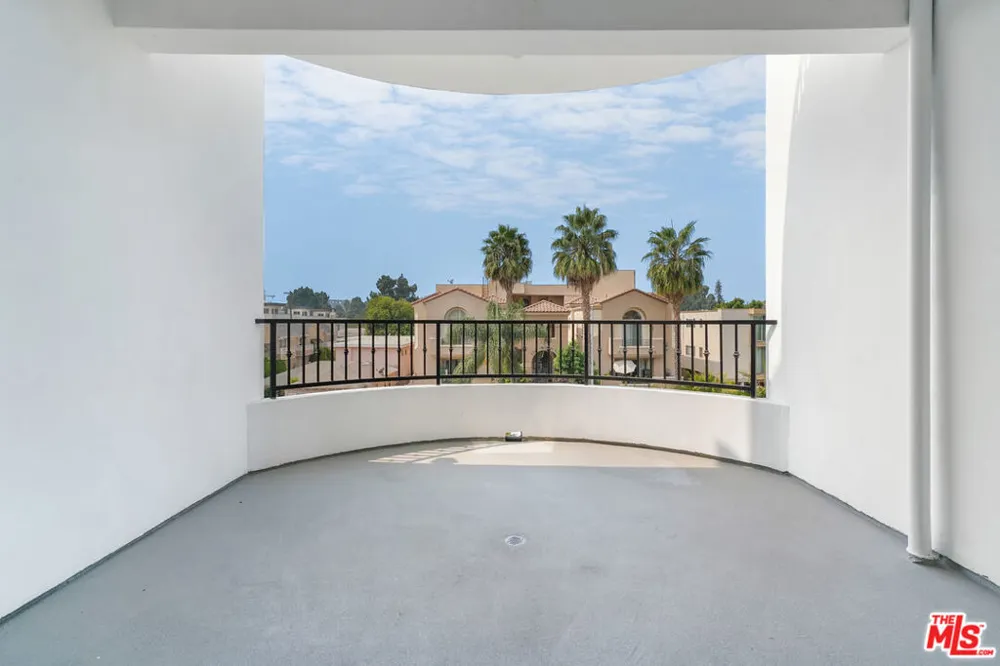 1832 S Barrington Avenue #401 Los Angeles, CA 90025