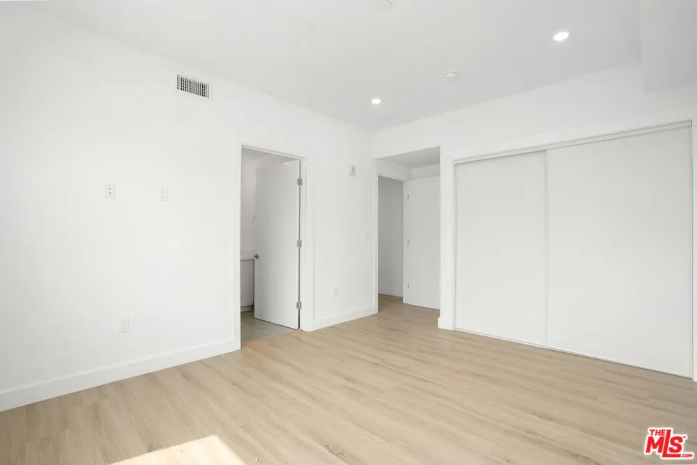 1832 S Barrington Avenue #401 Los Angeles, CA 90025