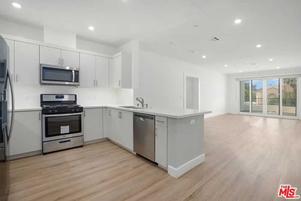 1832 S Barrington Avenue #401 Los Angeles, CA 90025