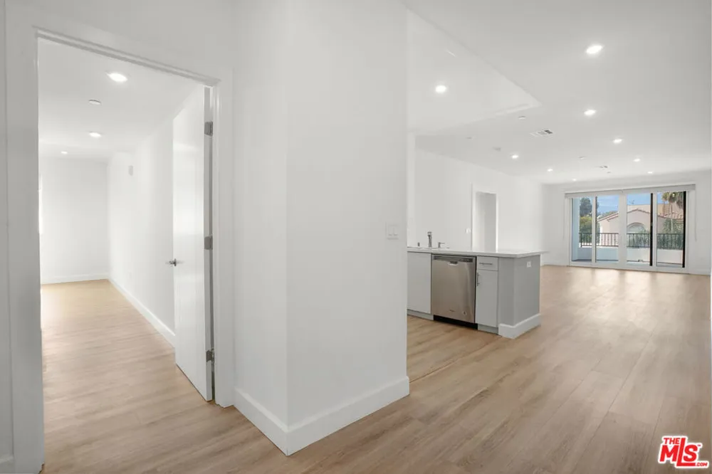 1832 S Barrington Avenue #401 Los Angeles, CA 90025