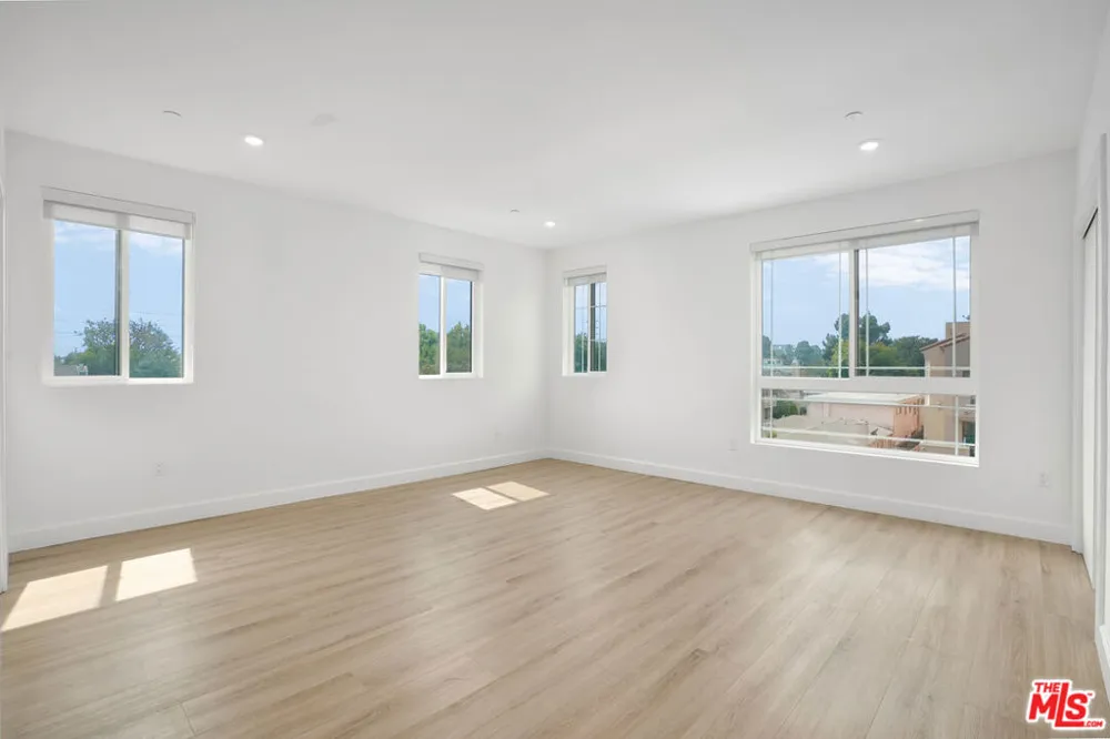 1832 S Barrington Avenue #401 Los Angeles, CA 90025