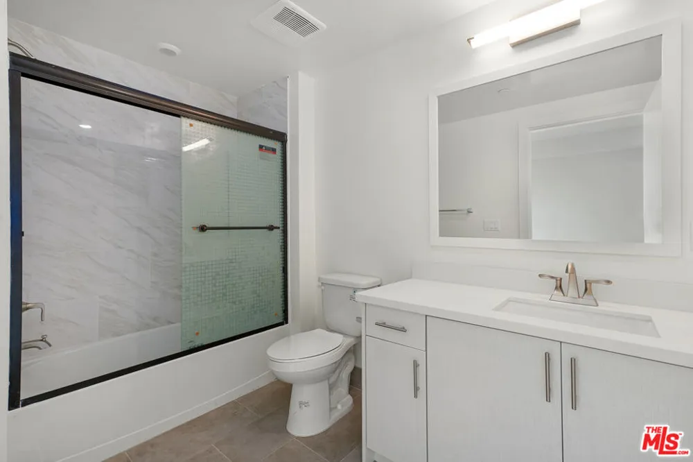 1832 S Barrington Avenue #401 Los Angeles, CA 90025