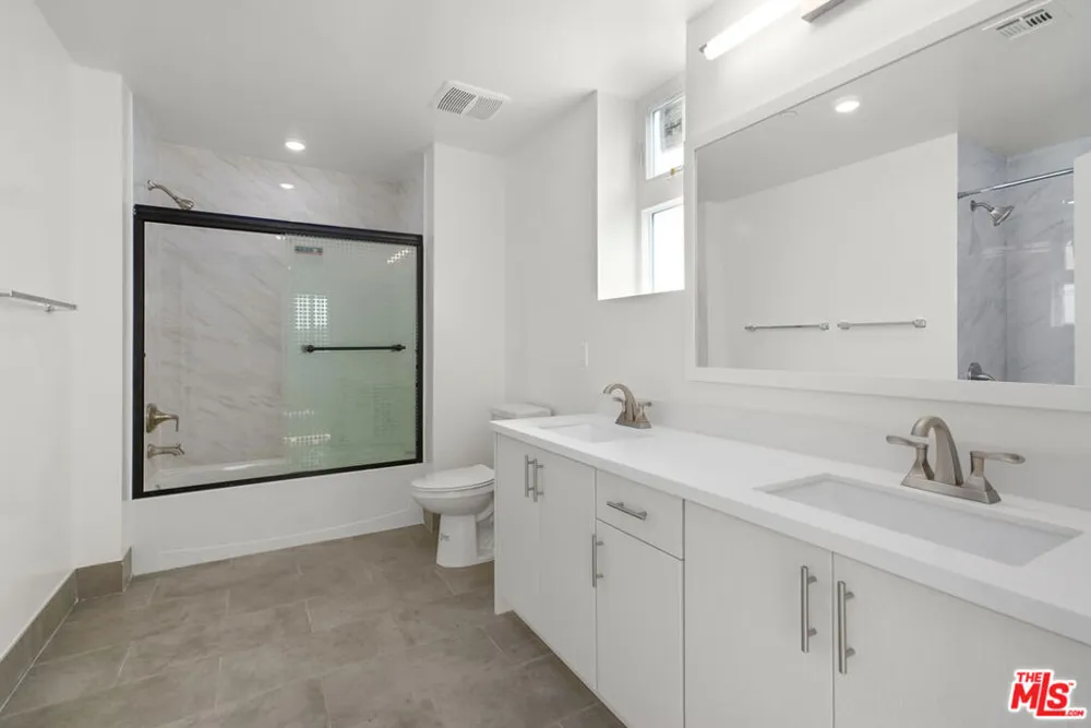 1832 S Barrington Avenue #401 Los Angeles, CA 90025