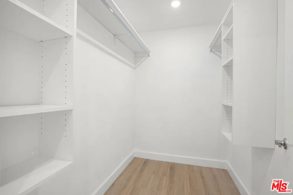 1832 S Barrington Avenue #401 Los Angeles, CA 90025