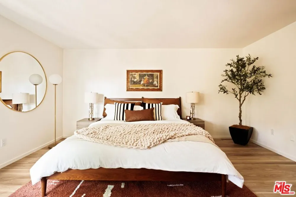 1942 Grace Avenue #118 Los Angeles, CA 90068