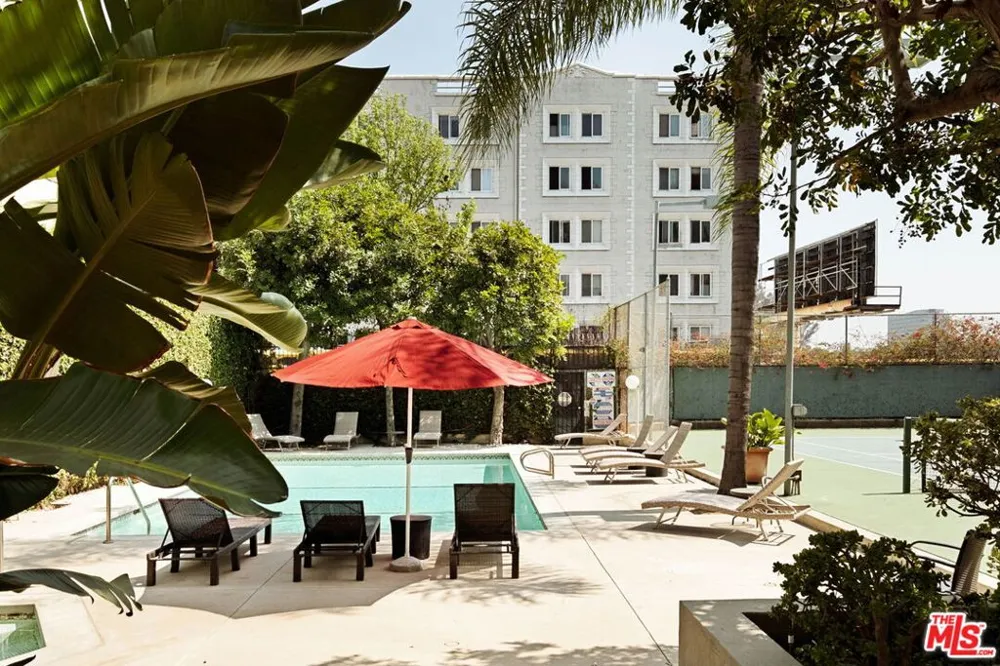 1942 Grace Avenue #118 Los Angeles, CA 90068