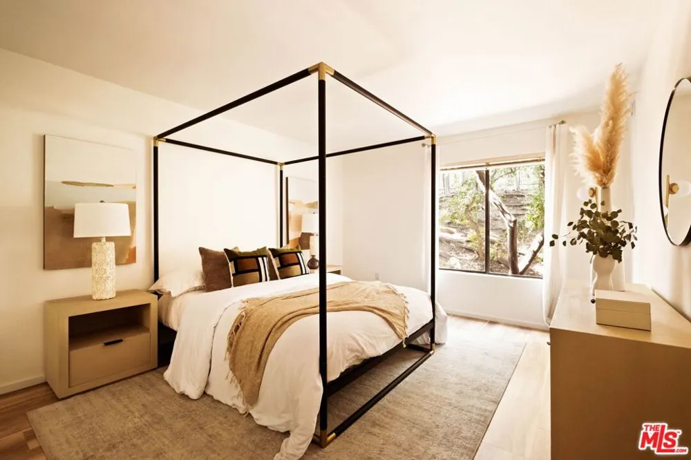 1942 Grace Avenue #118 Los Angeles, CA 90068