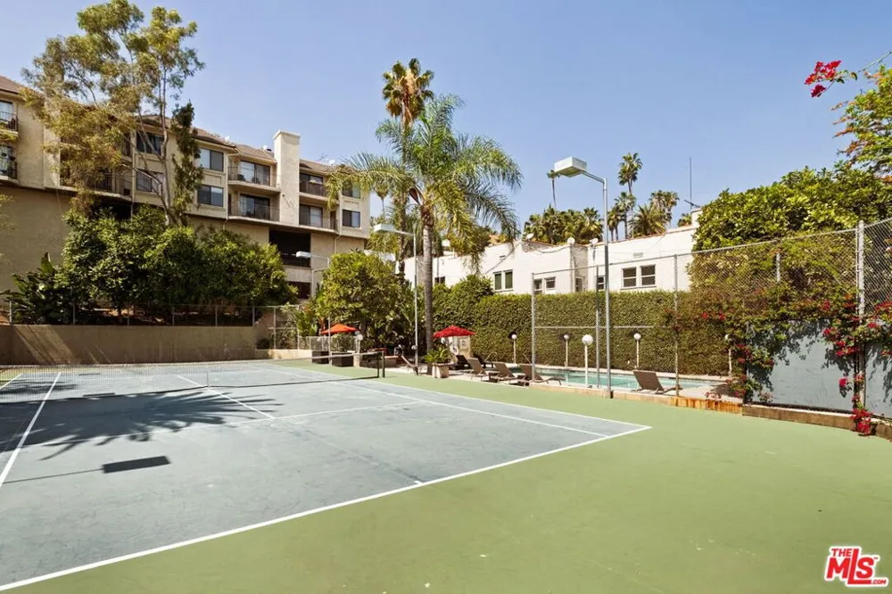 1942 Grace Avenue #118 Los Angeles, CA 90068