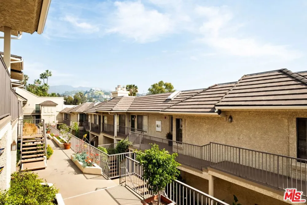 1942 Grace Avenue #118 Los Angeles, CA 90068