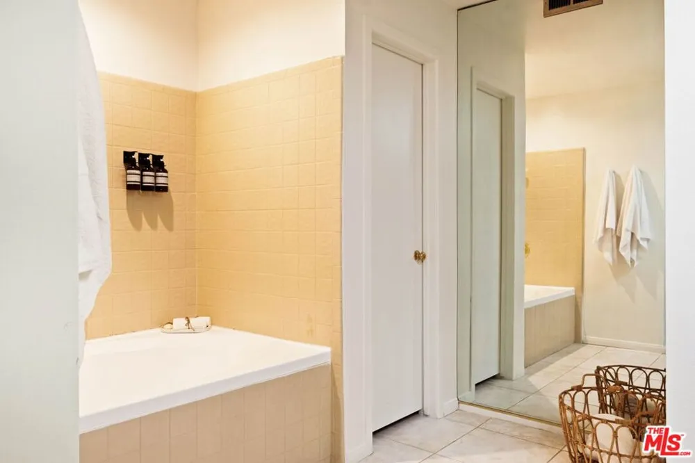 1942 Grace Avenue #118 Los Angeles, CA 90068