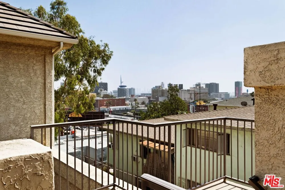 1942 Grace Avenue #118 Los Angeles, CA 90068
