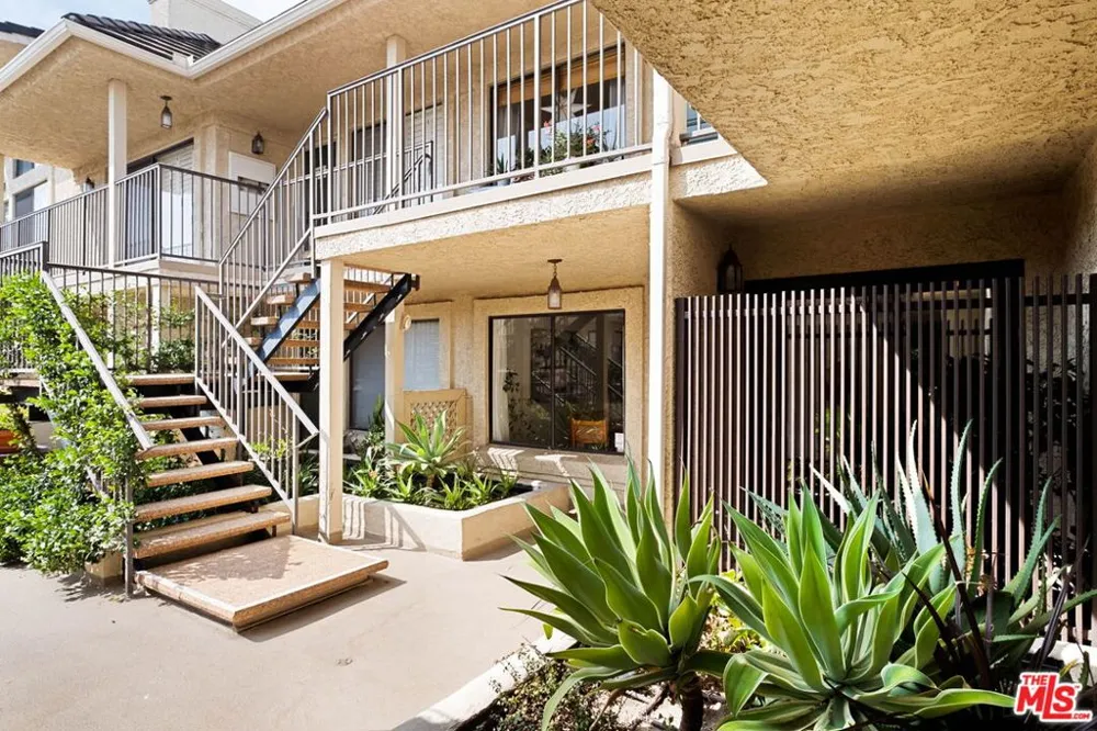 1942 Grace Avenue #118 Los Angeles, CA 90068