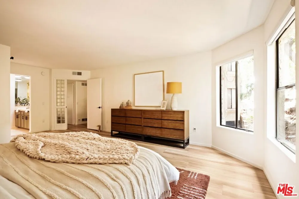 1942 Grace Avenue #118 Los Angeles, CA 90068