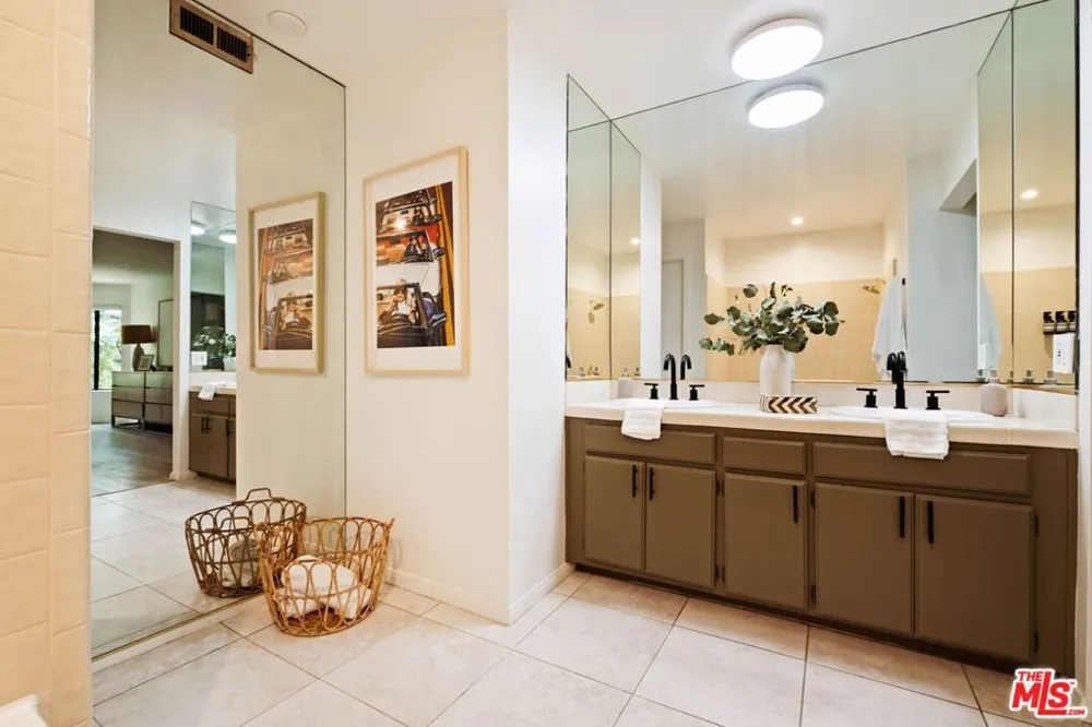 1942 Grace Avenue #118 Los Angeles, CA 90068