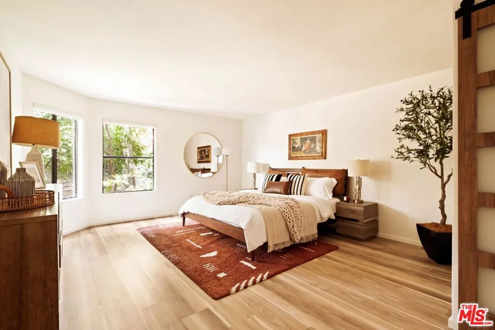 1942 Grace Avenue #118 Los Angeles, CA 90068