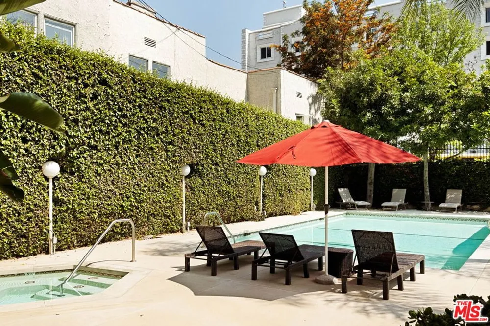 1942 Grace Avenue #118 Los Angeles, CA 90068