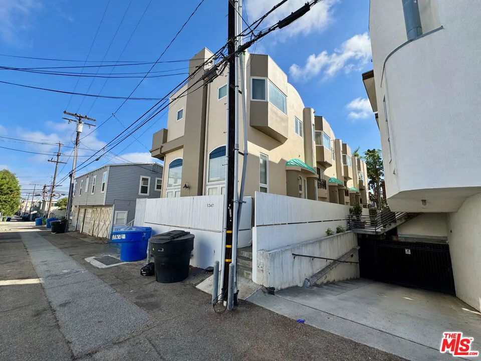 1247 23rd Street #D Santa Monica, CA 90404