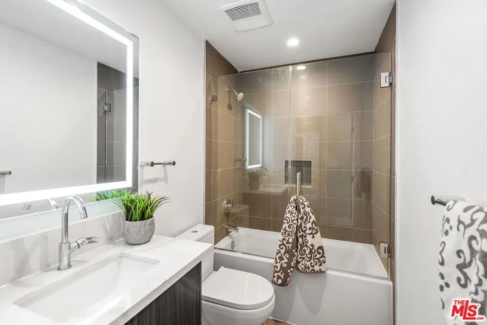 1906 Overland Avenue #204 Los Angeles, CA 90025