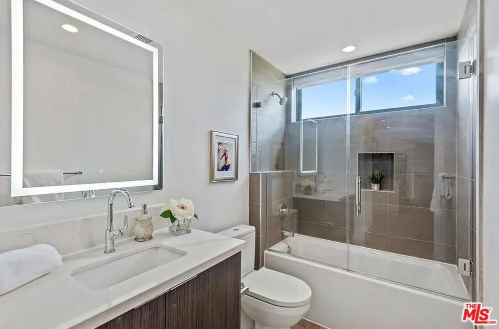 1906 Overland Avenue #201 Los Angeles, CA 90025