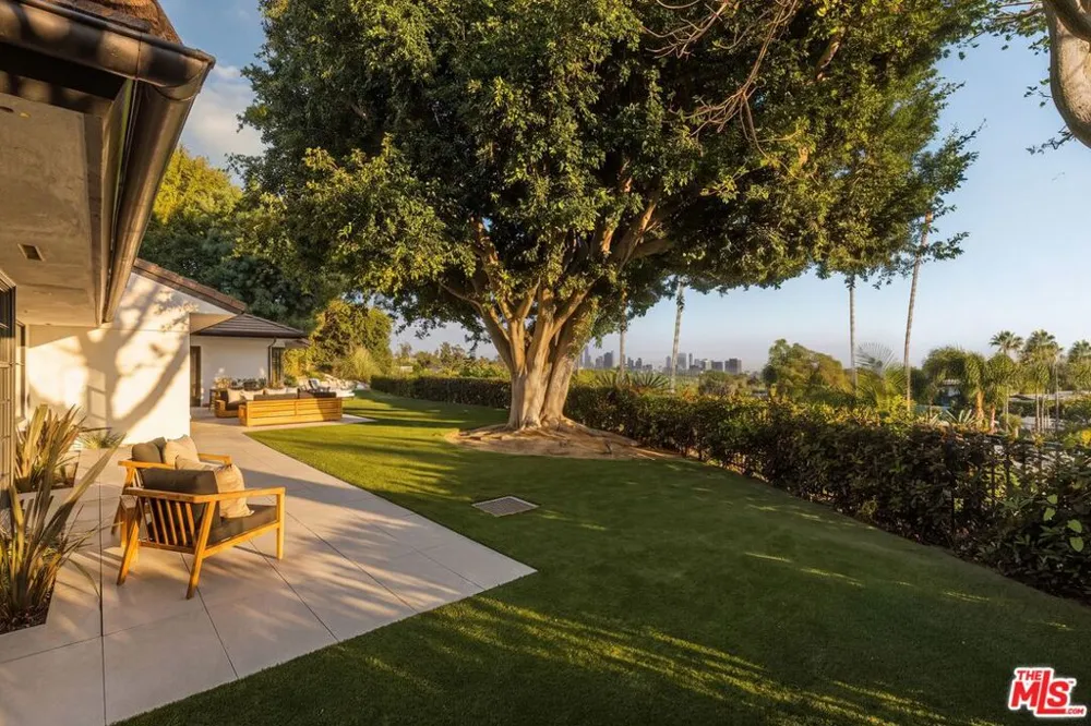 10122 Sunbrook Drive Los Angeles, CA 90210