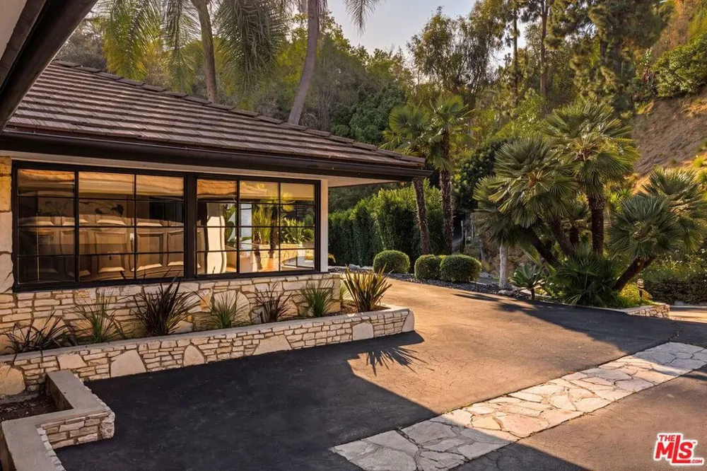 10122 Sunbrook Drive Los Angeles, CA 90210