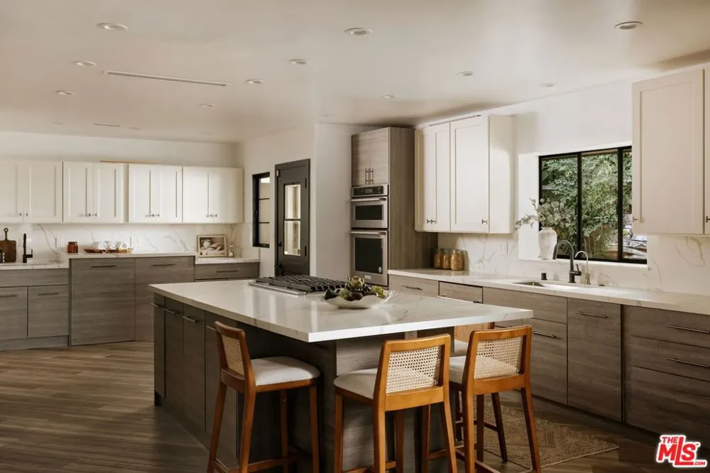 10122 Sunbrook Drive Los Angeles, CA 90210