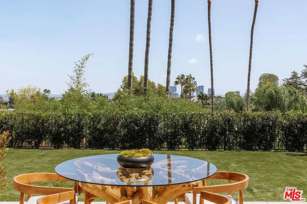 10122 Sunbrook Drive Los Angeles, CA 90210