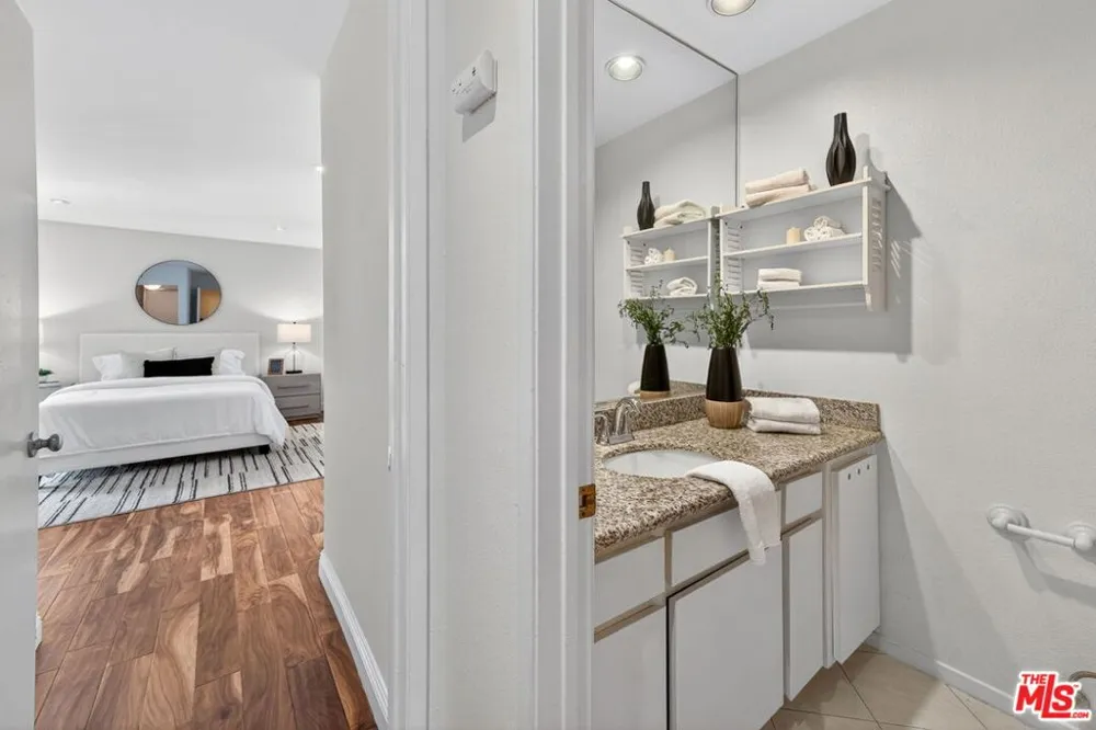 8530 Holloway Drive #303 West Hollywood, CA 90069
