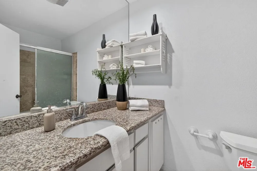 8530 Holloway Drive #303 West Hollywood, CA 90069