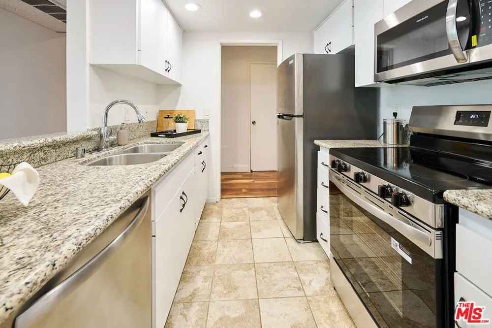8530 Holloway Drive #303 West Hollywood, CA 90069