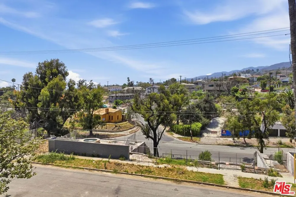 545 Las Casas Avenue Los Angeles, CA 90272