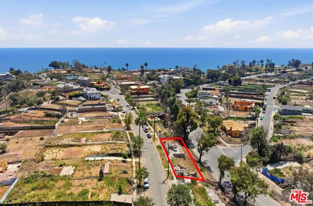 545 Las Casas Avenue Los Angeles, CA 90272