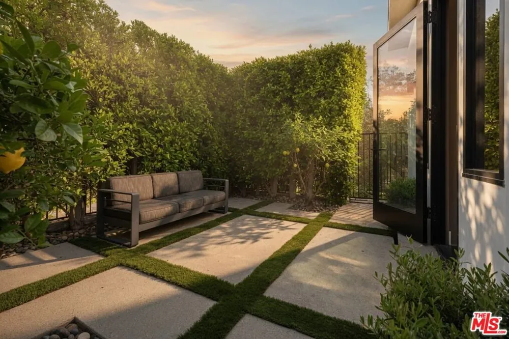 2715 Edwin Place Los Angeles, CA 90046