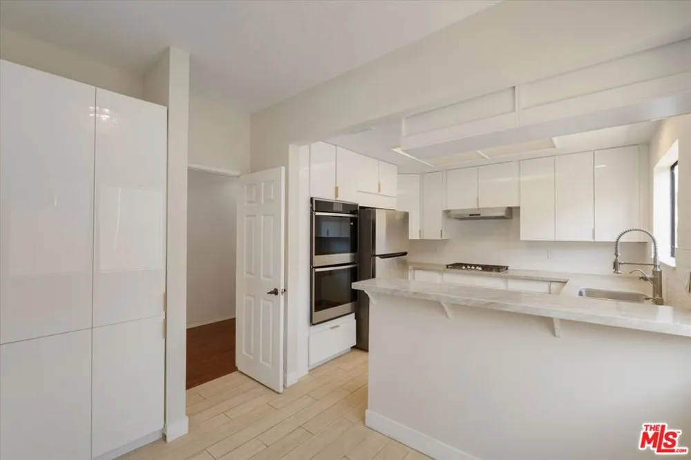 432 S Hamel Road #201 Los Angeles, CA 90048