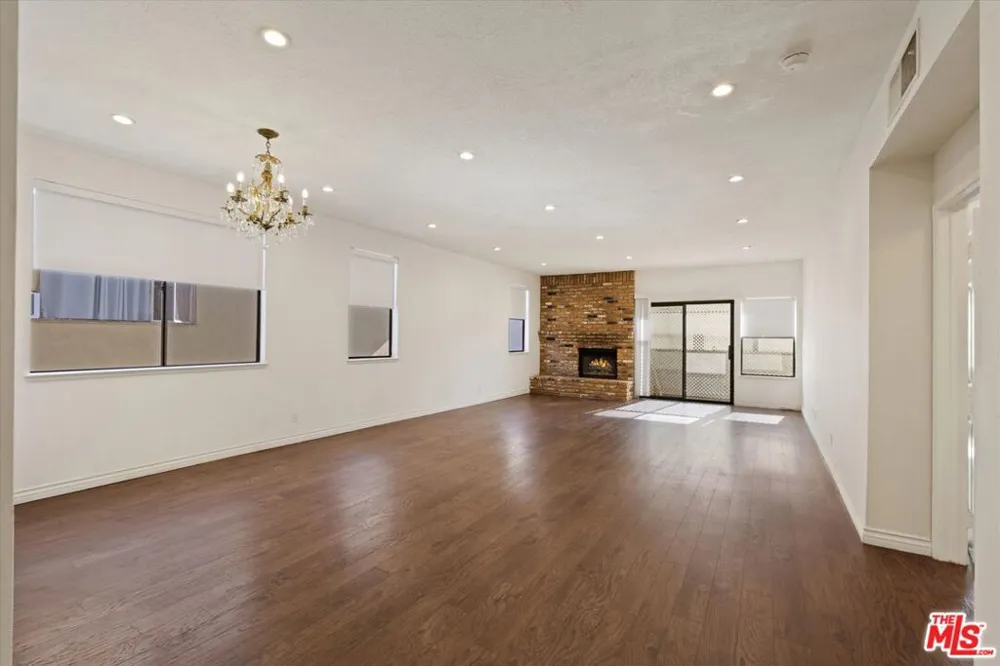 432 S Hamel Road #201 Los Angeles, CA 90048