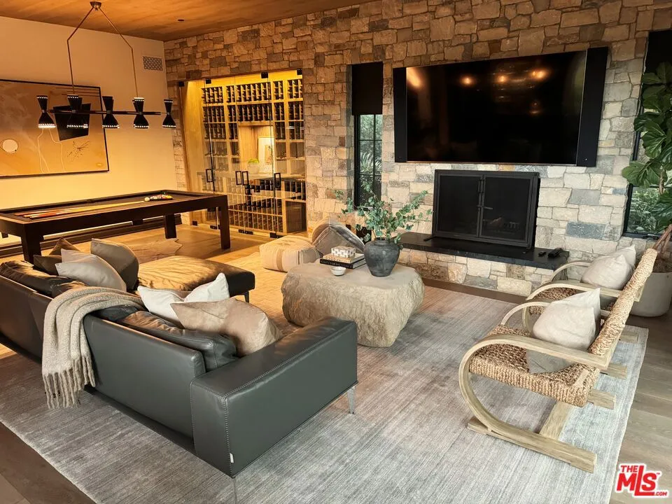 888 Toulon Drive Pacific Palisades, CA 90272