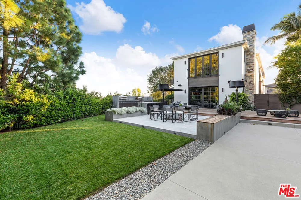 888 Toulon Drive Pacific Palisades, CA 90272