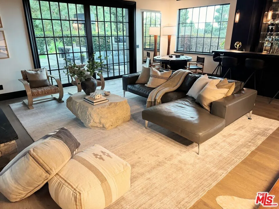 888 Toulon Drive Pacific Palisades, CA 90272