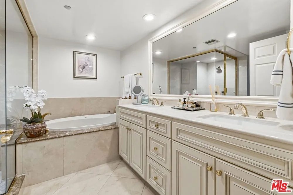 277 S Spalding Drive #203 Beverly Hills, CA 90212