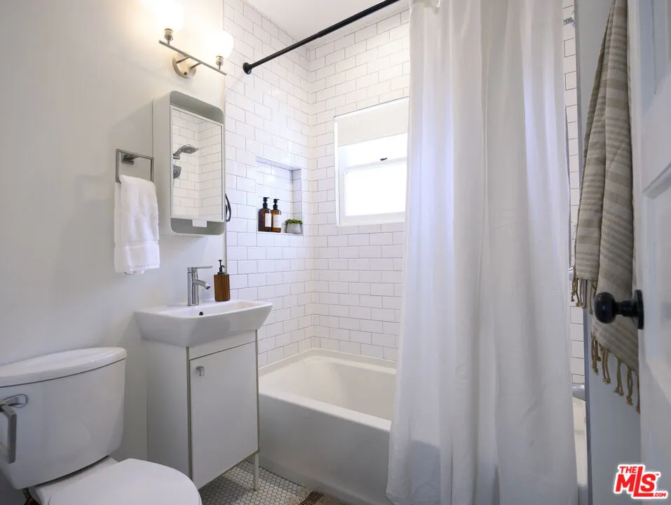 2238 W 28th Street Los Angeles, CA 90018