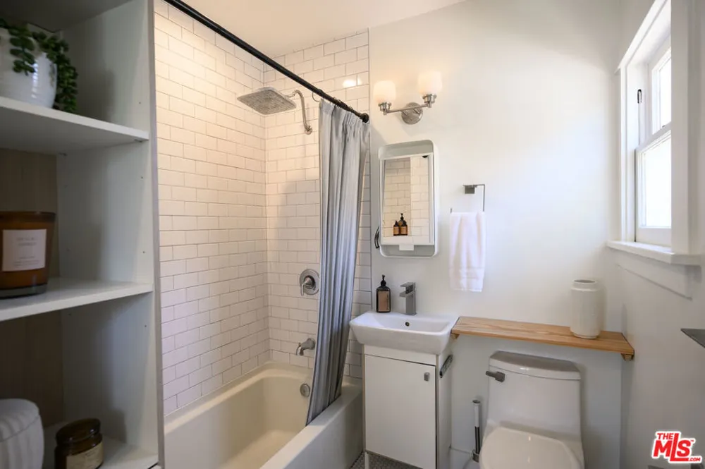 2238 W 28th Street Los Angeles, CA 90018