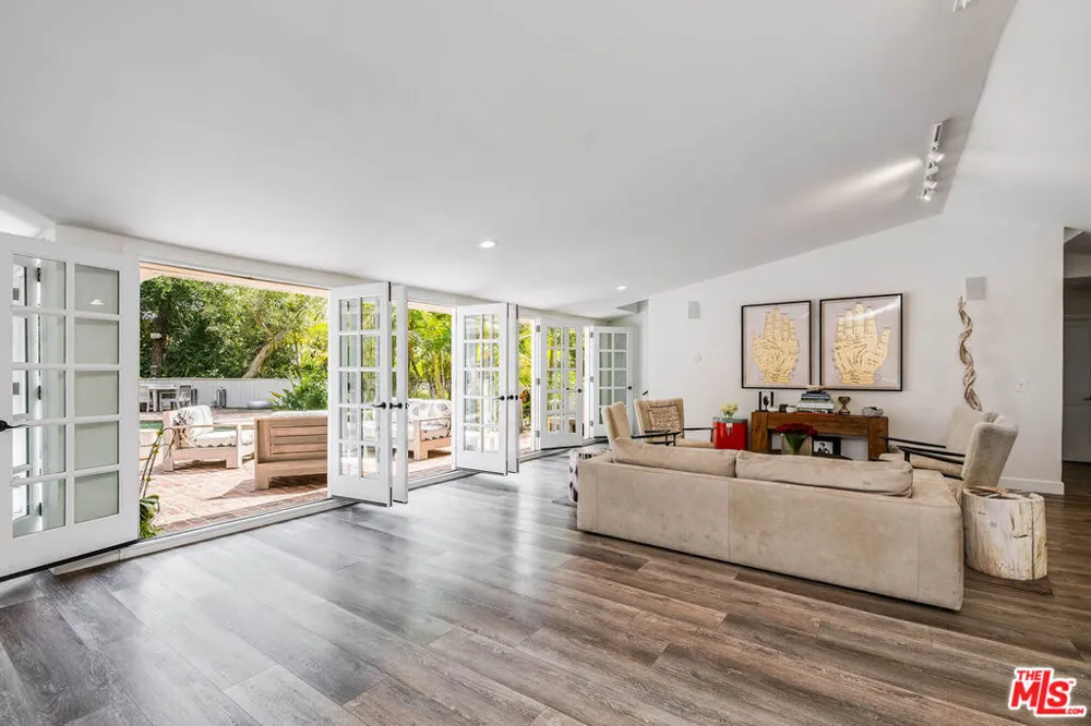 9911 Tower Lane Los Angeles, CA 90210